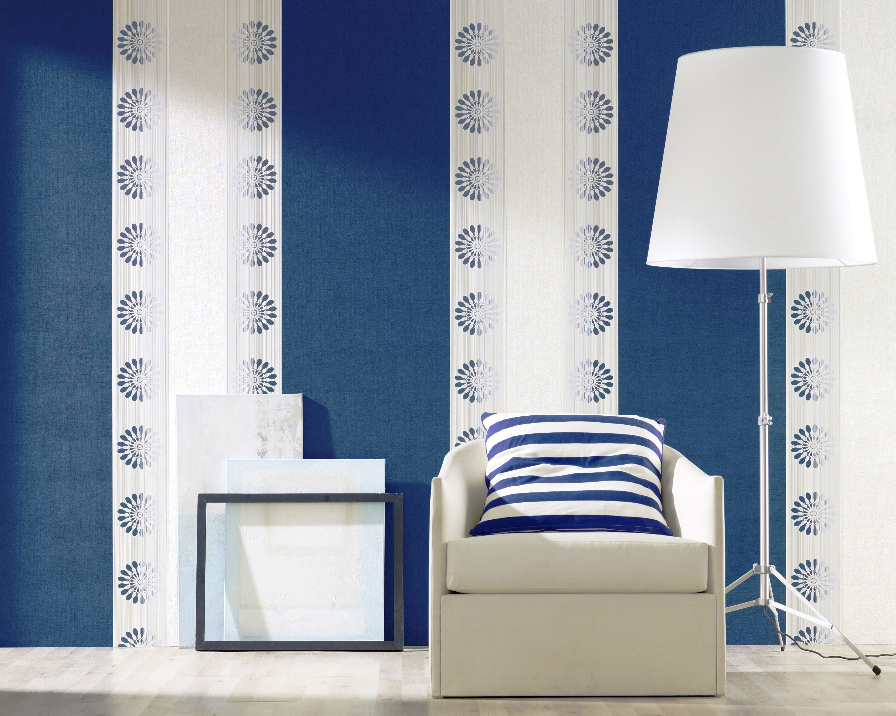 Комбинирование белого цвета и синего создаётся обоями двух видов, тем самых подчёркивает зону для комфортного чтения в спальне