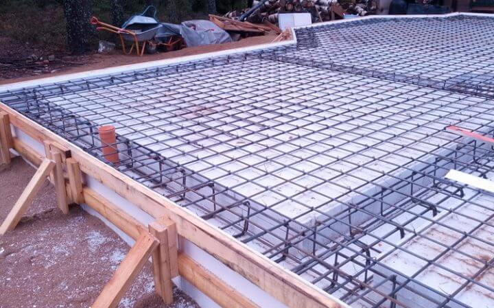 Фундамент для постройки по технологии из бетона и арматуры.