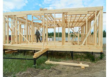 Строительство каркасных домов из сухой доски или древесины естественной влажности