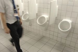 Писсуары в мужском туалете