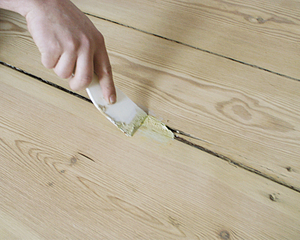 Как убрать щели в деревянном полу