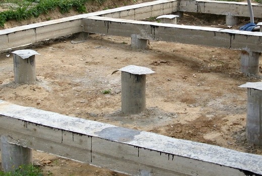 Стаканы устанавливаются на столбы и бетонируются