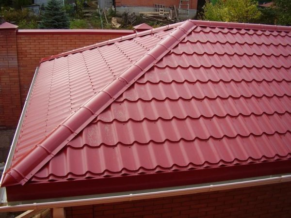 Вальмовая крыша из металлочерепицы: угол наклона, обрешетка, как монтируется