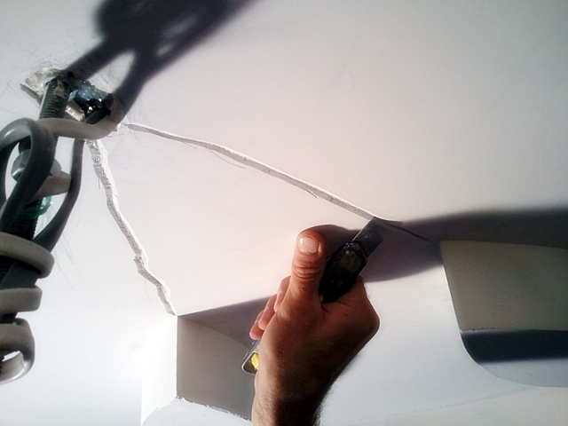 Как заделать дырку в гипсокартоне на потолке, стенах и стыках