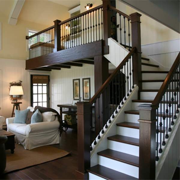 Красивый дизайн лестницы в частном доме с деревянными перилами