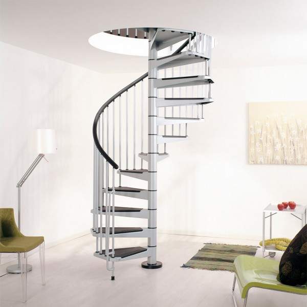 Винтовая лестница в частном доме из металла с покрытием ступеней