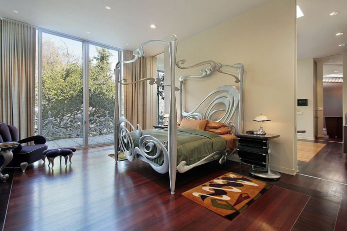 кровать с ковкой в спальне в стиле модерн