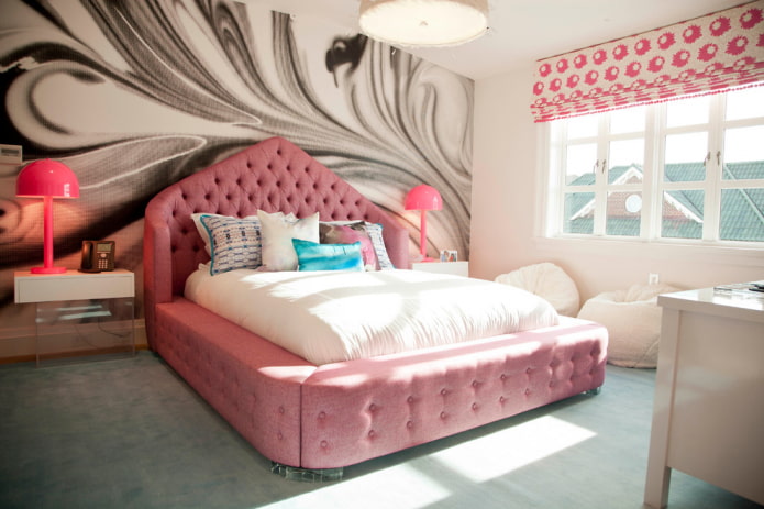 кровать с розовым изголовьем в интерьере
