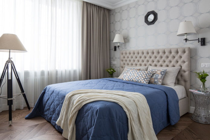 кровать с синим покрывалом в спальне