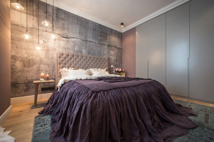 кровать с фиолетовым покрывалом в спальне
