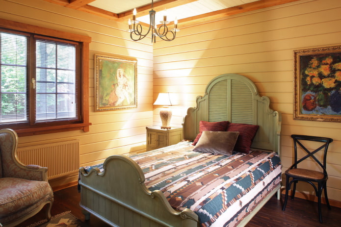 кровать с покрывалом в деревенском стиле