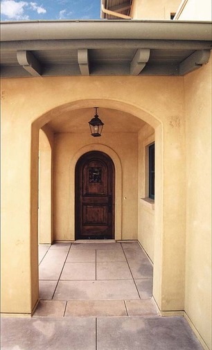 Оформление входа в дом: классическая арка