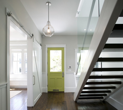 Оформление входа в дом: зеленая дверь - яркий элемент интерьера