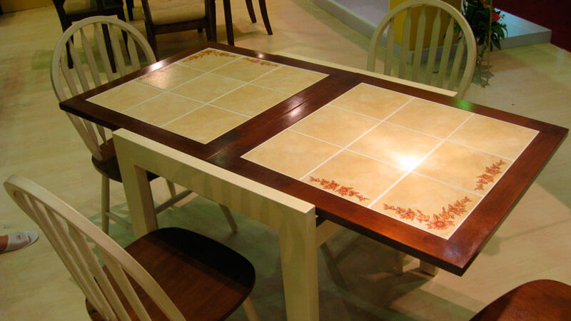 обеденный стол с керамической плиткой