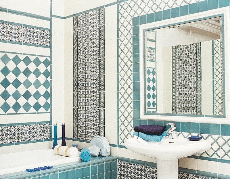 Белая ванная комната средиземноморский стиль с орнаментом