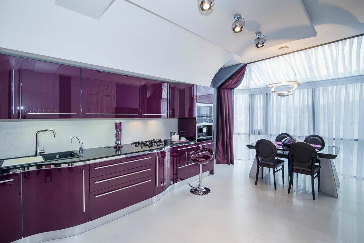 Фиолетовая кухня для большой комнаты