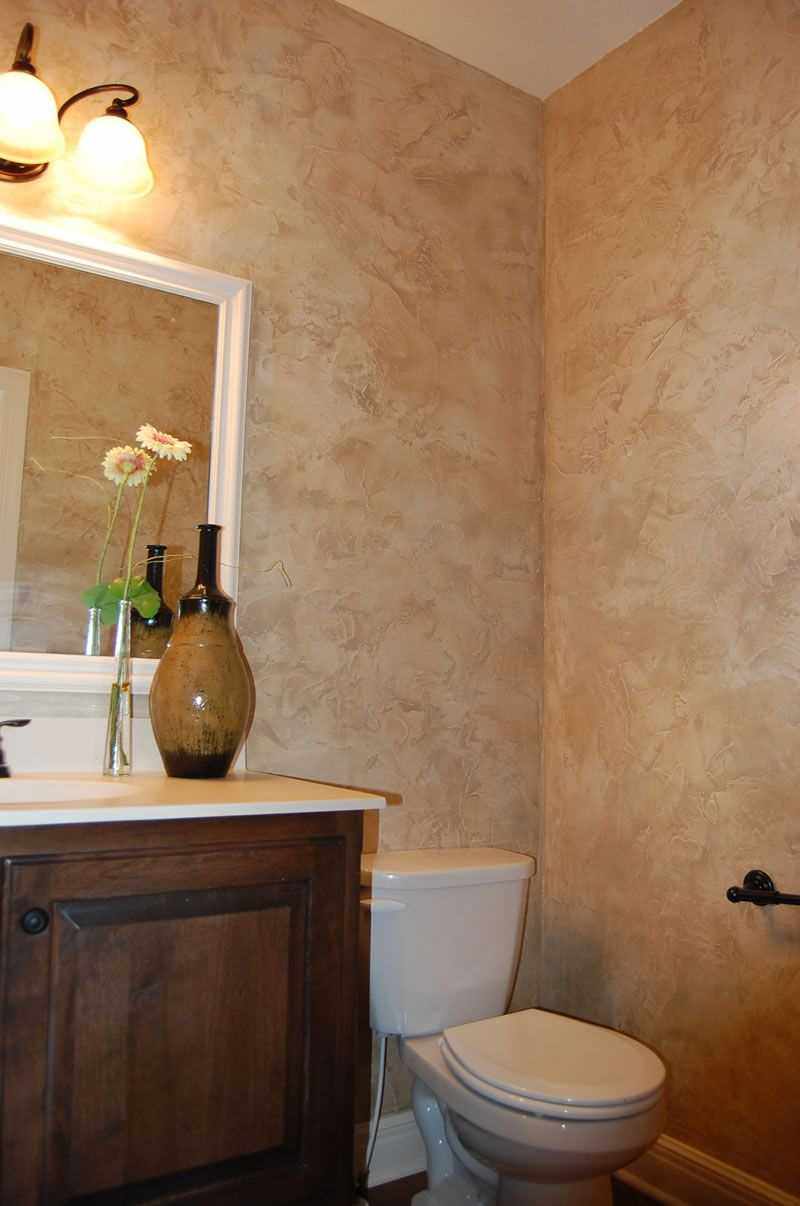 пример применения светлой декоративной штукатурки в декоре ванной комнаты