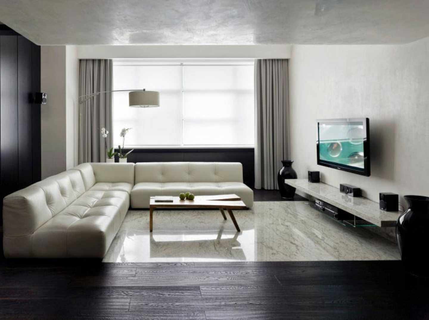 пример использования яркого дизайна гостиной комнаты в стиле минимализм