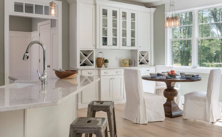 Белая мебель в кухне-столовой загородного дома