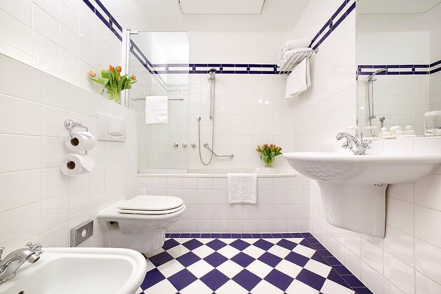 Фиолетовый кафель в интерьере белой ванной