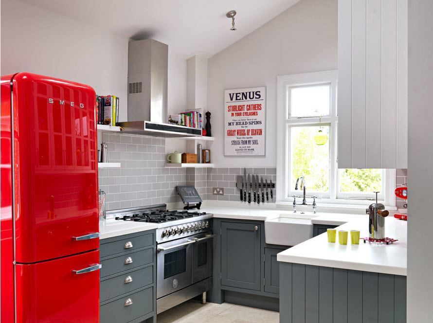 Кухня в ретро стиле с красным холодильником