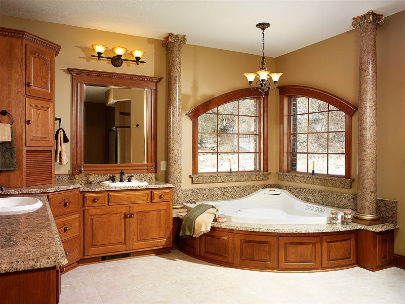 Деревянная мебель в интерьере ванной комнаты