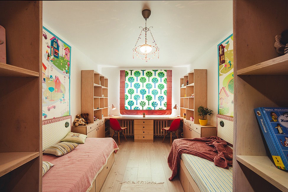 Симметричный интерьер комнаты для двух дочек