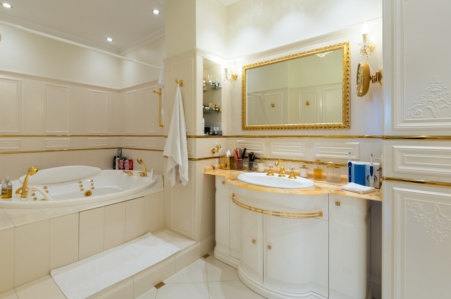 Золотой цвет в дизайне ванной комнаты