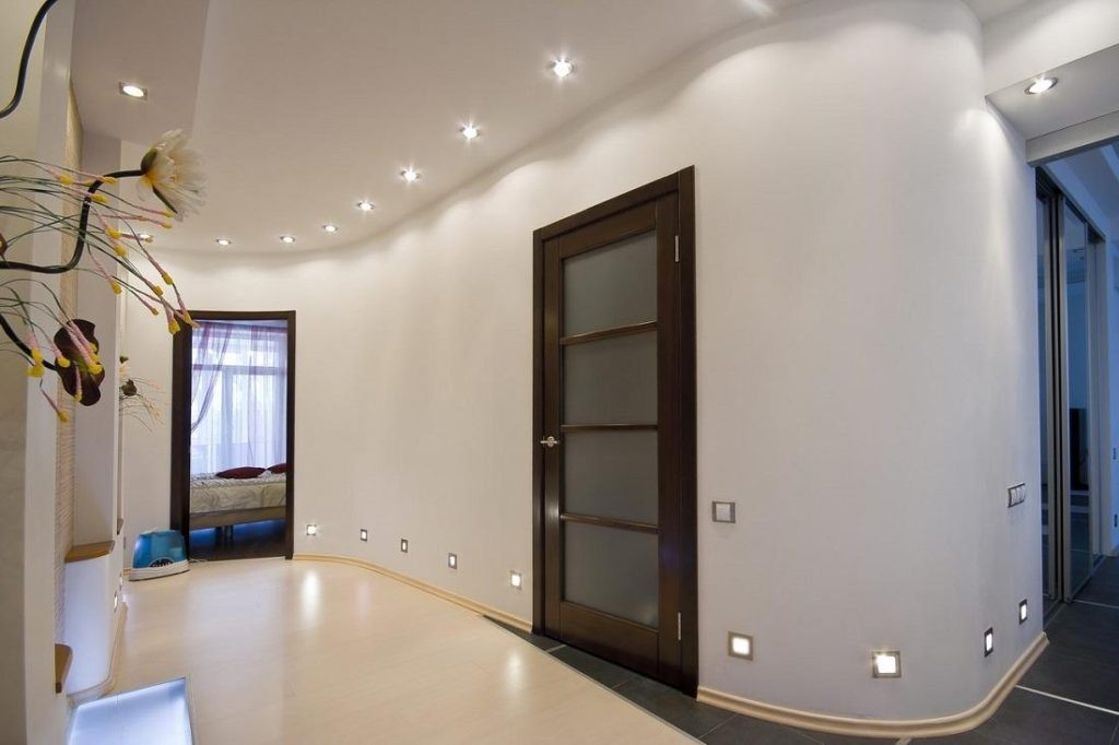 Точечные светильники на стенах и потолке прихожей