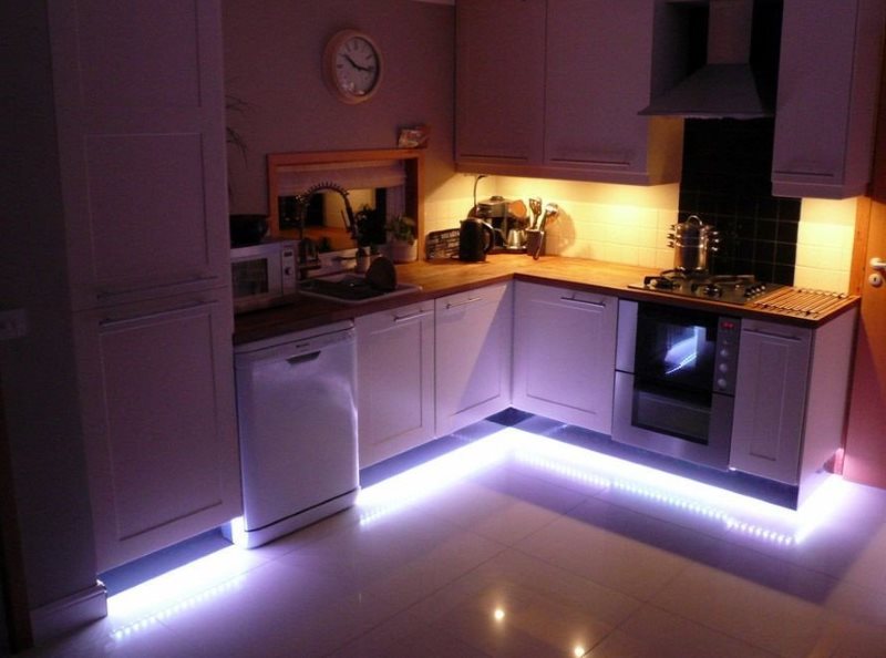 Подсветка периметра кухонного гарнитура LED-лентой