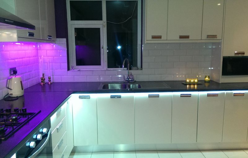 Подсветка фасадов нижних шкафов кухонного гарнитура