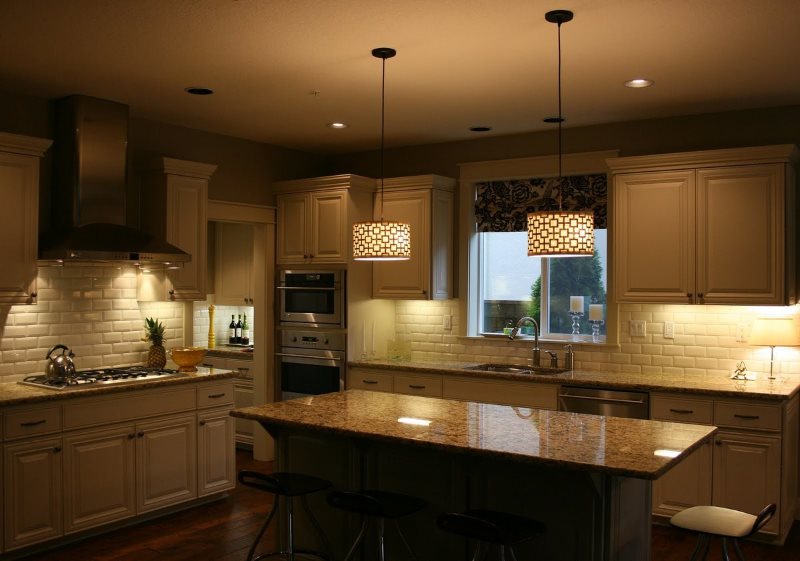 Два потолочных светильника в кухне современного стиля