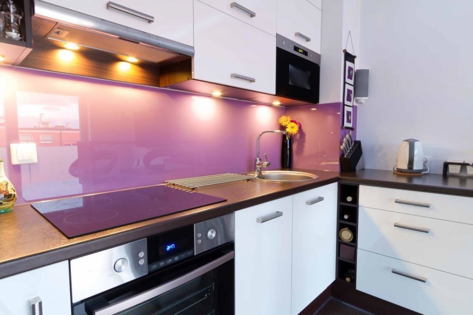 Яркая подсветка кухонного фартука фиолетового цвета