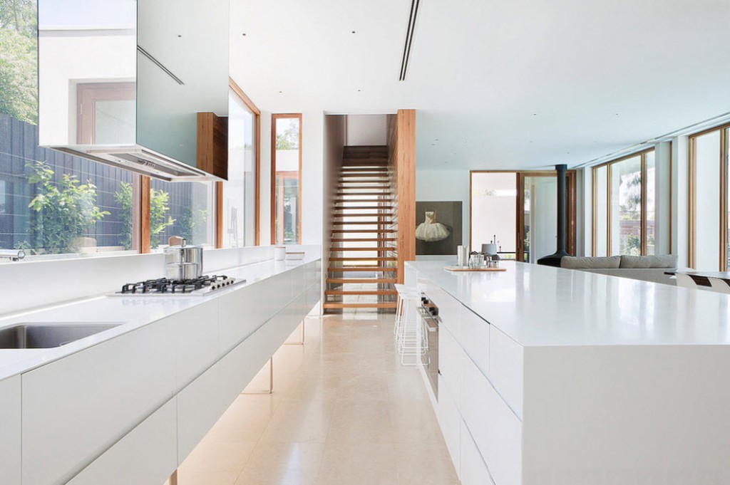 Глянцевые поверхности кухонной мебели белого цвета