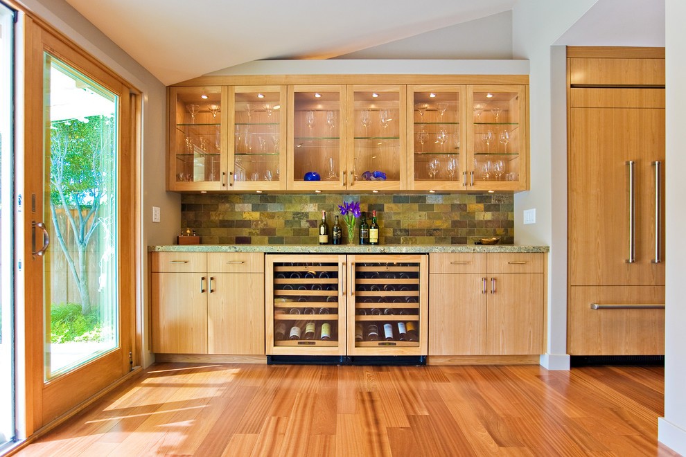 Деревянный пол в интерьере кухни стиля модерн