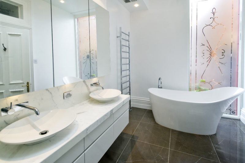 Керамический пол в ванной с крашеными стенами