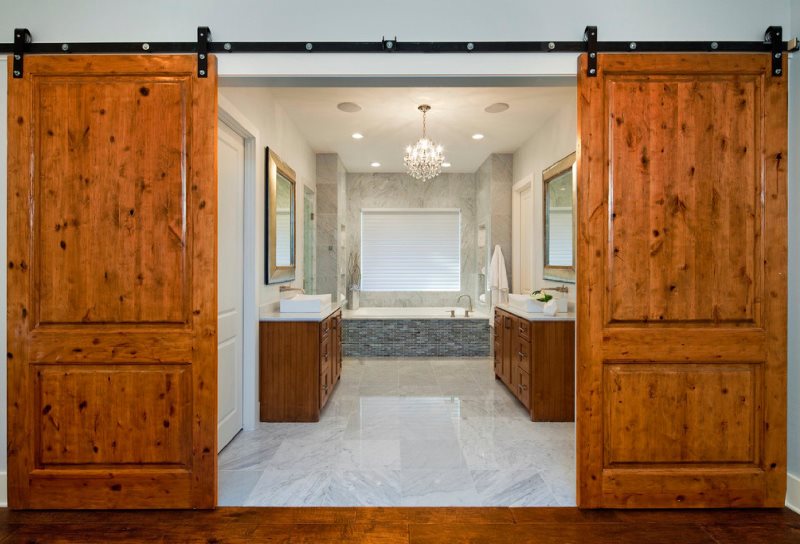 Деревянные раздвижные двери в ванной современного стиля
