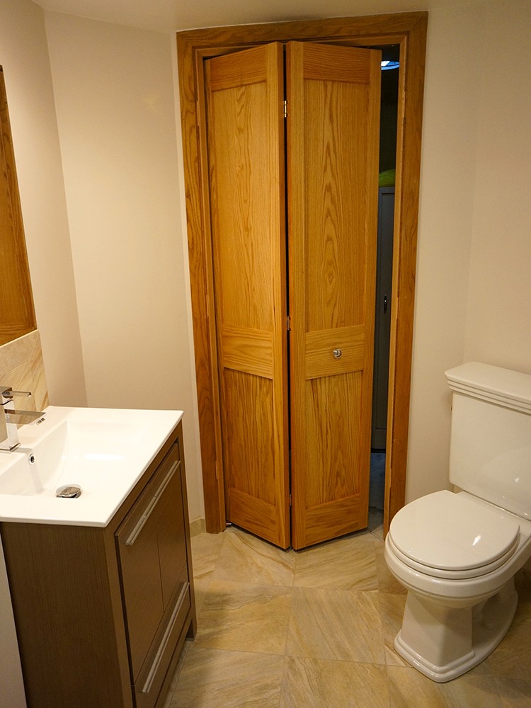 Деревянная дверь-книжка в туалете частного дома