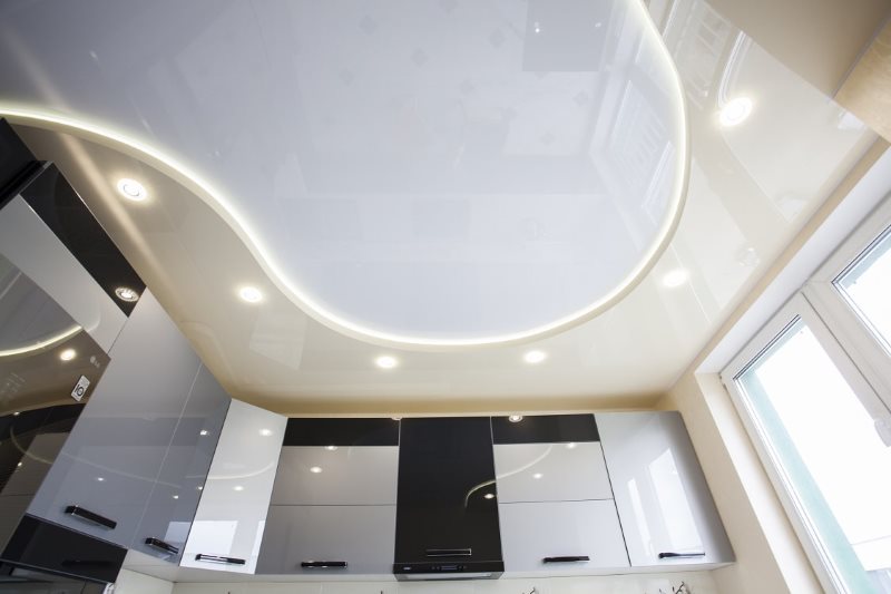 Двухуровневый потолок натяжного типа в кухне панельного дома