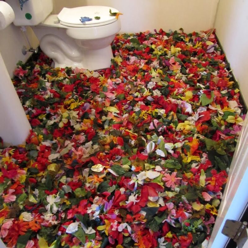 Изображение лепестков цветов на полу в туалете