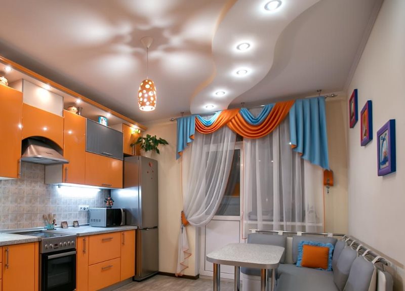 Волнообразный двухуровневый потолок со встроенными светильниками
