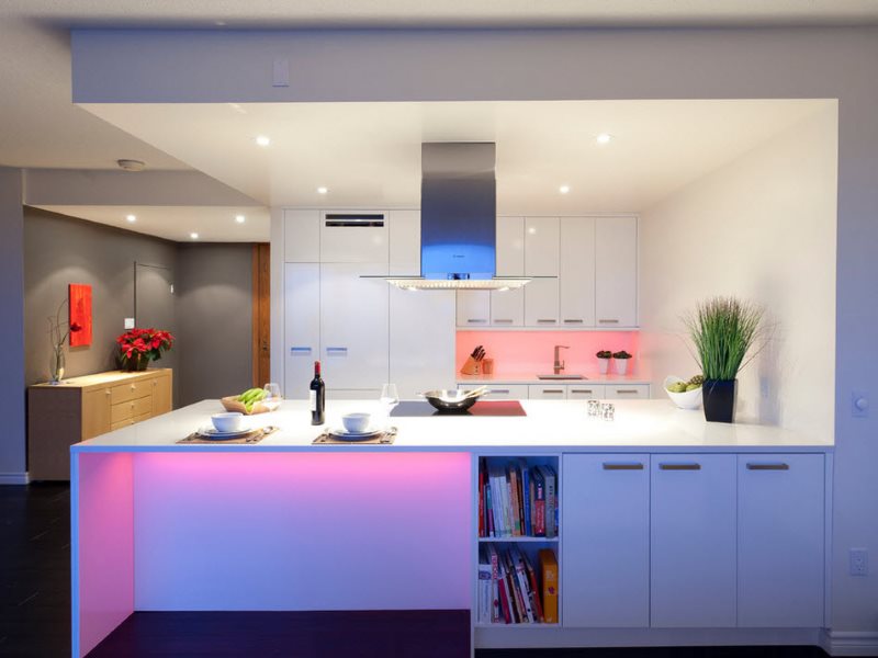 Освещение кухни в стиле модерн с двухуровневым потолком