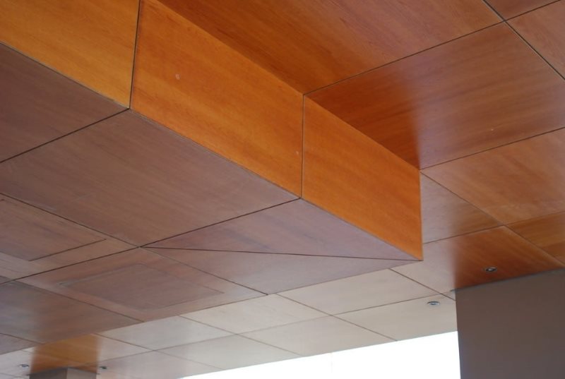 Отделка потолка кухни квадратными МДФ-панелями
