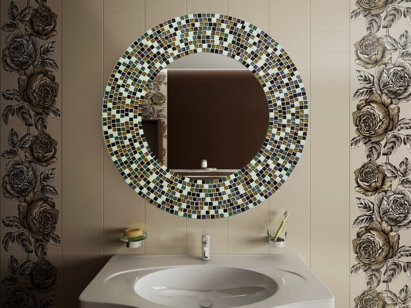 Обрамление мозаикой зеркала в ванной комнате