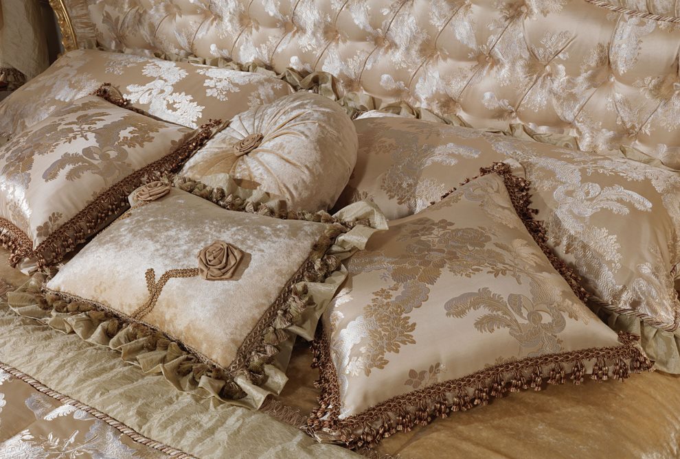 Атласные подушки на кровати спальни в стиле барокко