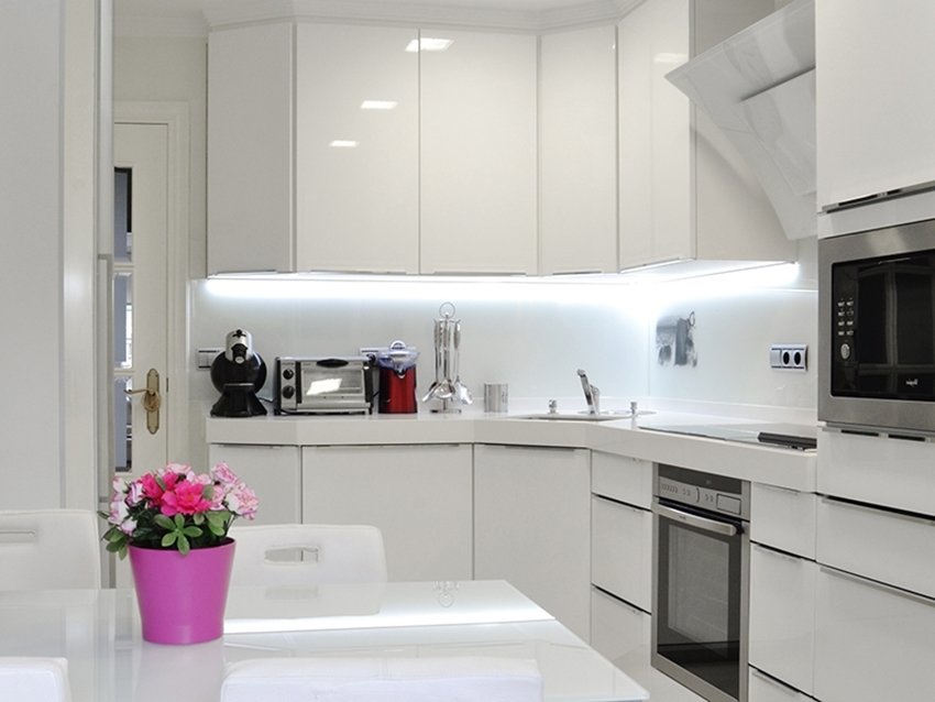 Подсветка рабочей зоны кухонного гарнитура белого цвета