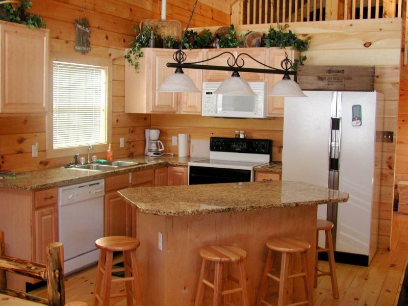 Небольшой кухонный остров в деревянном доме
