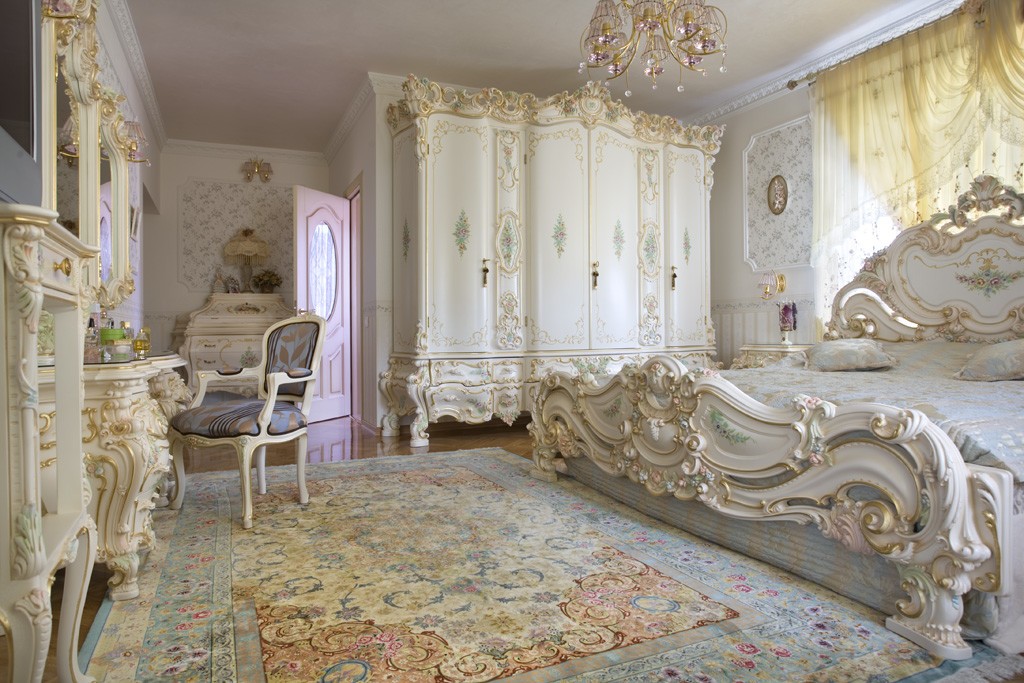 Шкаф с резьбой в просторной спальне стиля барокко