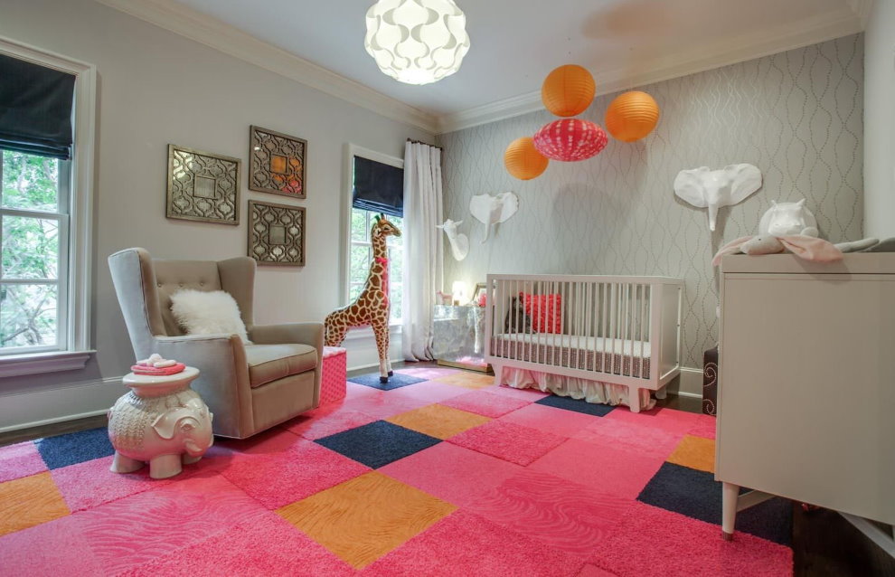 Розовый ковролин для детской спальни