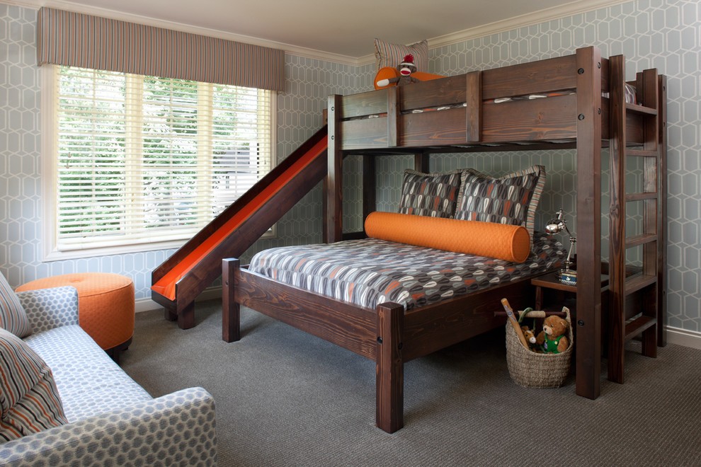 Серый ковролин в комнате с деревянной кроватью